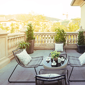 ベランダ掃除には小型のほうき