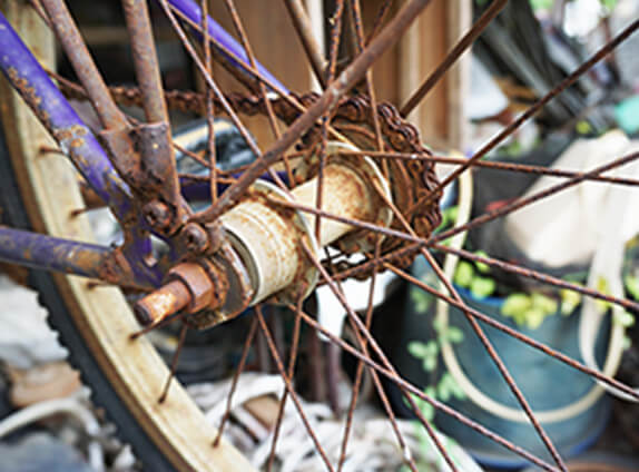 雨にさらされて錆びて寿命が短くなってしまうのでは…