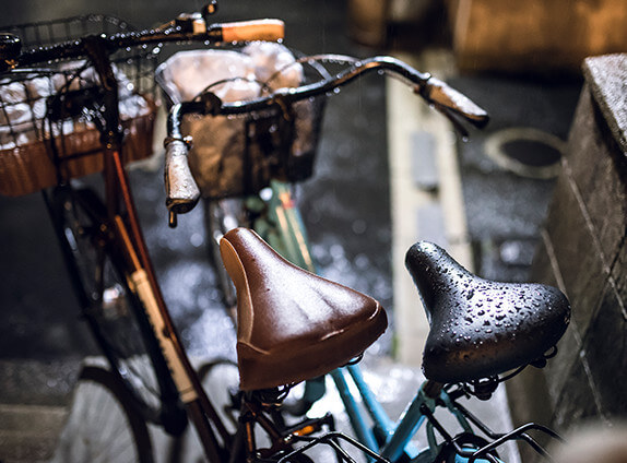 雨や雪が降った翌日にサドルを拭くのが面倒…