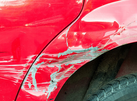 強風で倒れて、車や外構を傷つけてしまうかも…