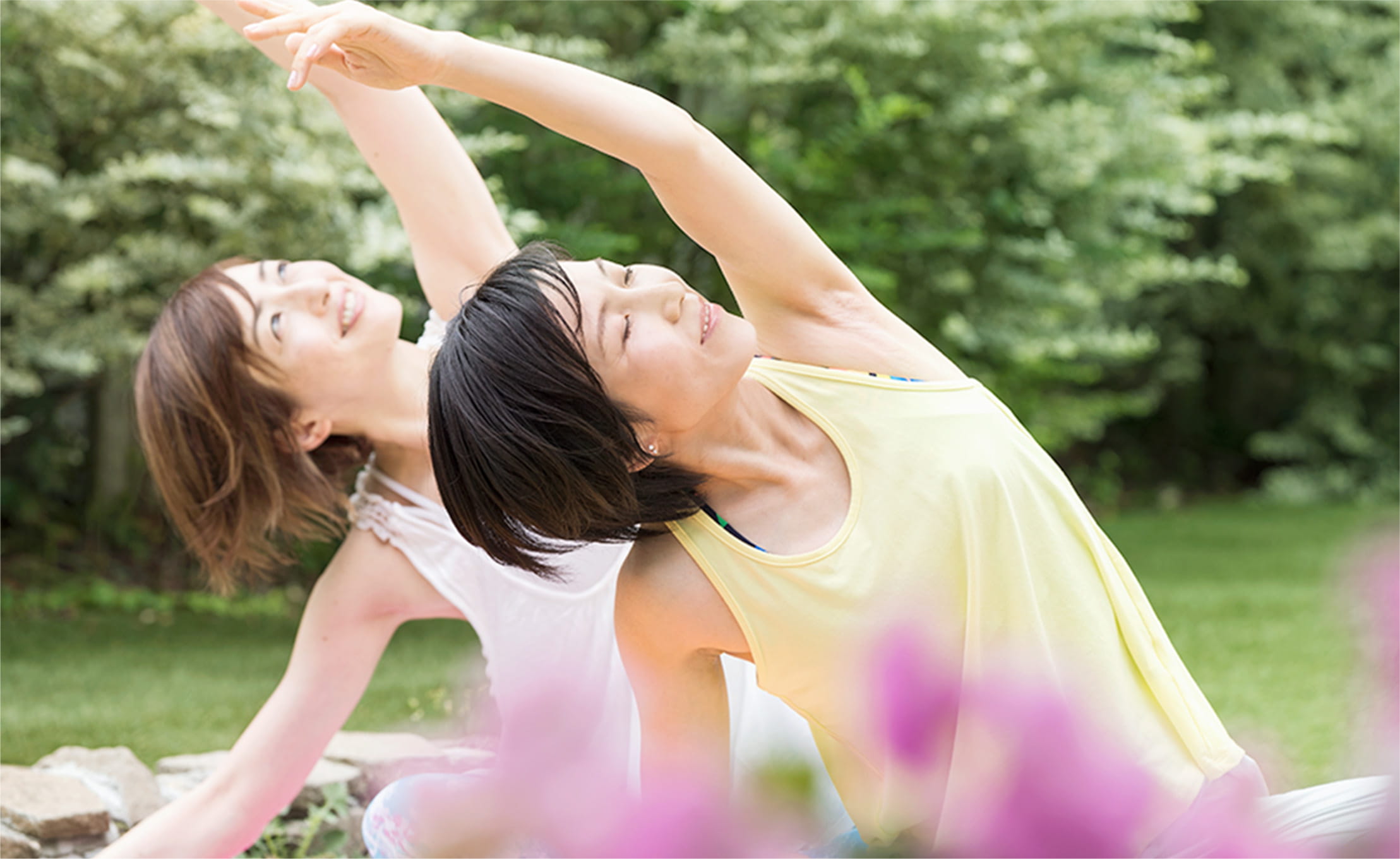 庭でストレッチをしている画像