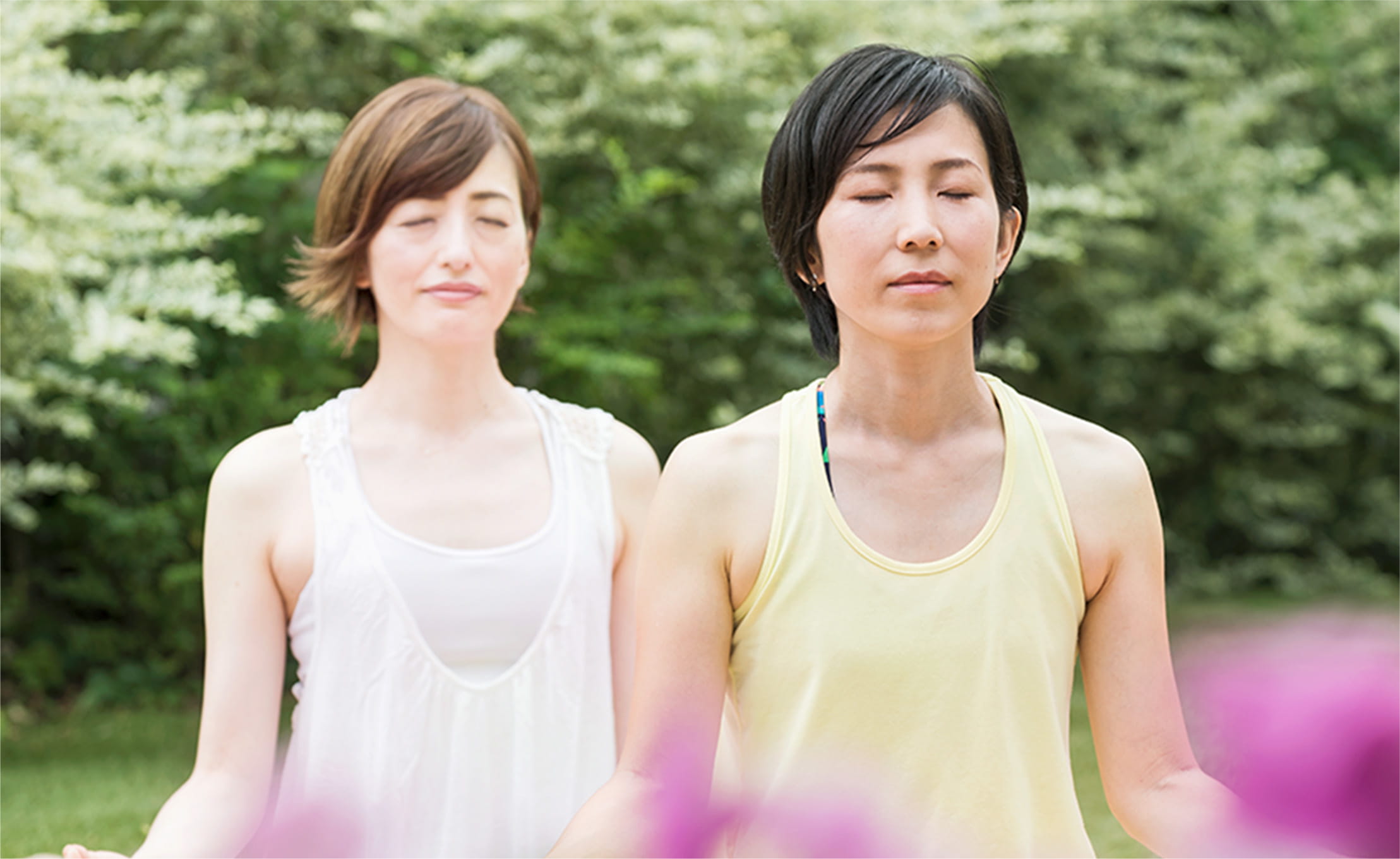 庭で瞑想をしている画像