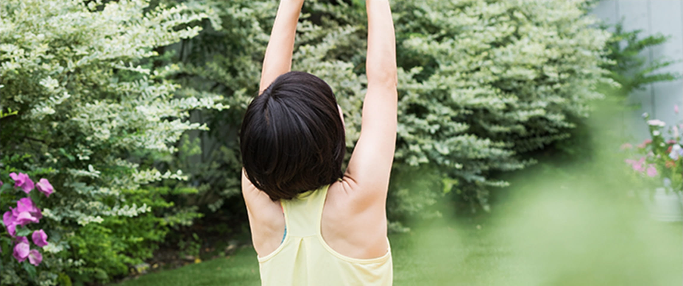 庭でストレッチをしている画像