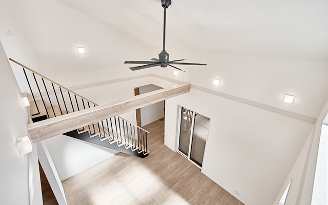 上下の空間がつながる開放的なリビング