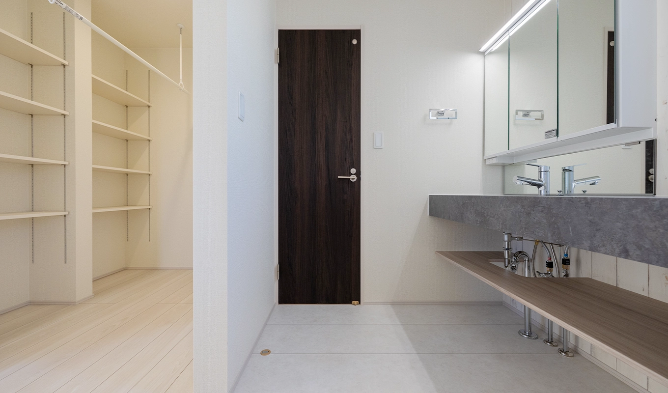 毎日の洗濯を軽くする 広々とした脱衣室