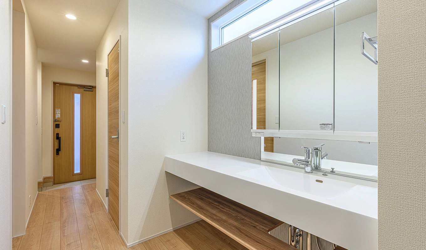 毎日の洗濯を軽くする 広々とした脱衣室