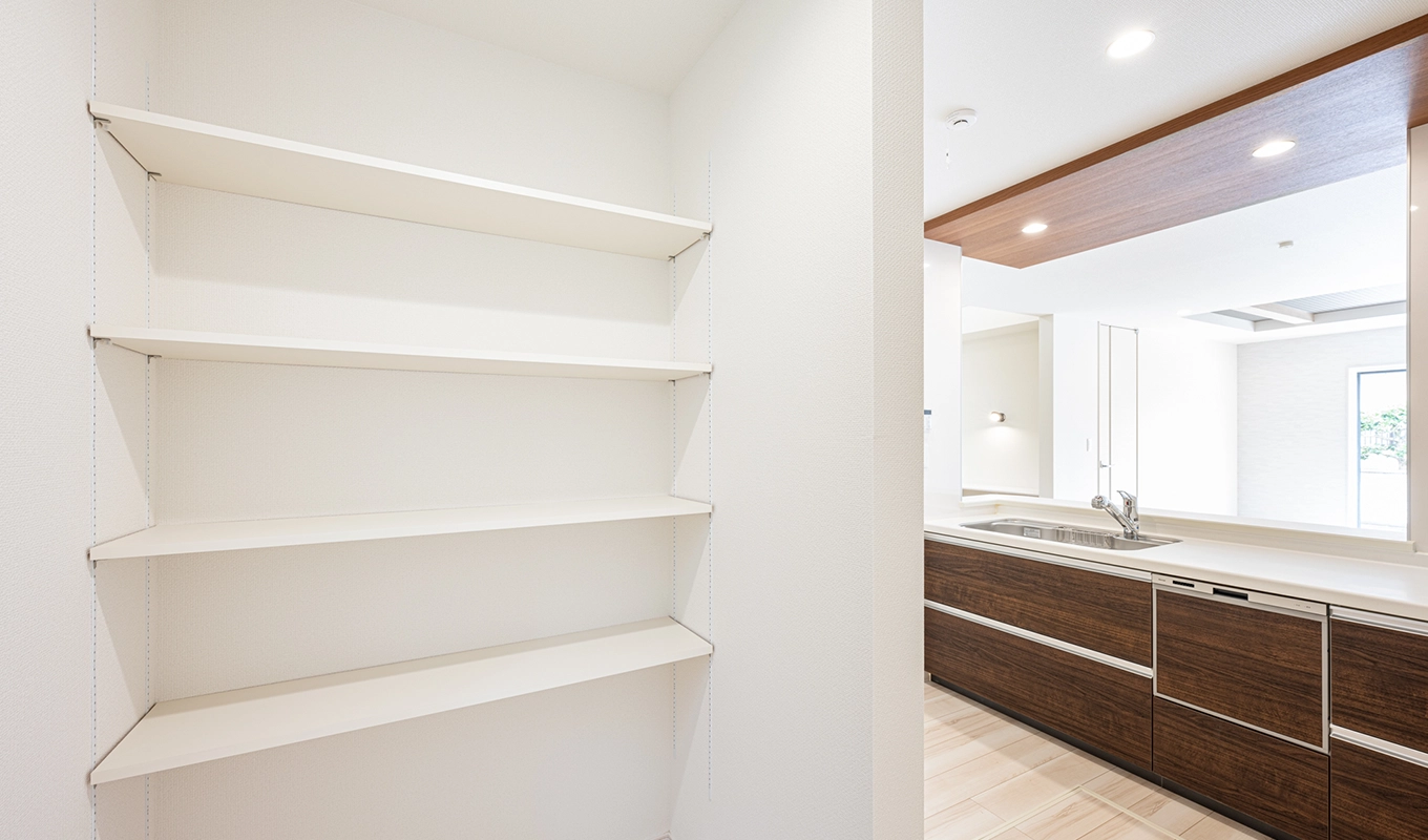 玄関からパントリーへ一直線。帰宅と家事をつなぐ最短動線。