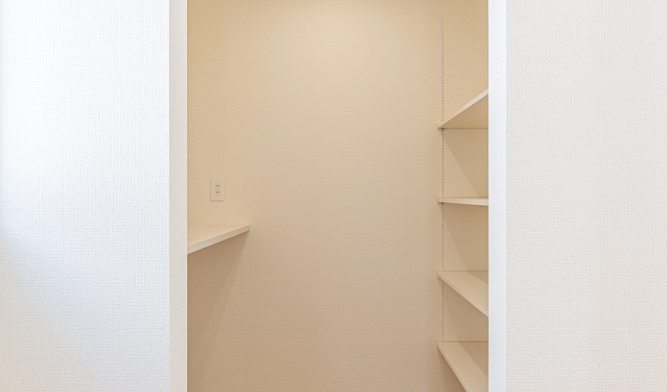 玄関からパントリーへ一直線。帰宅と家事をつなぐ最短動線。