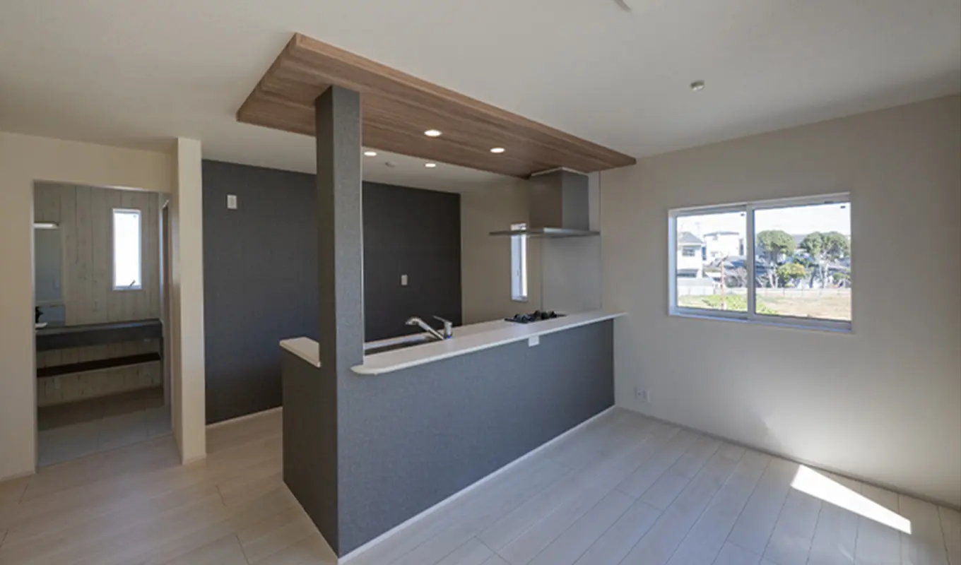 隣接するキッチンと脱衣室が小さな移動のストレスを低減。