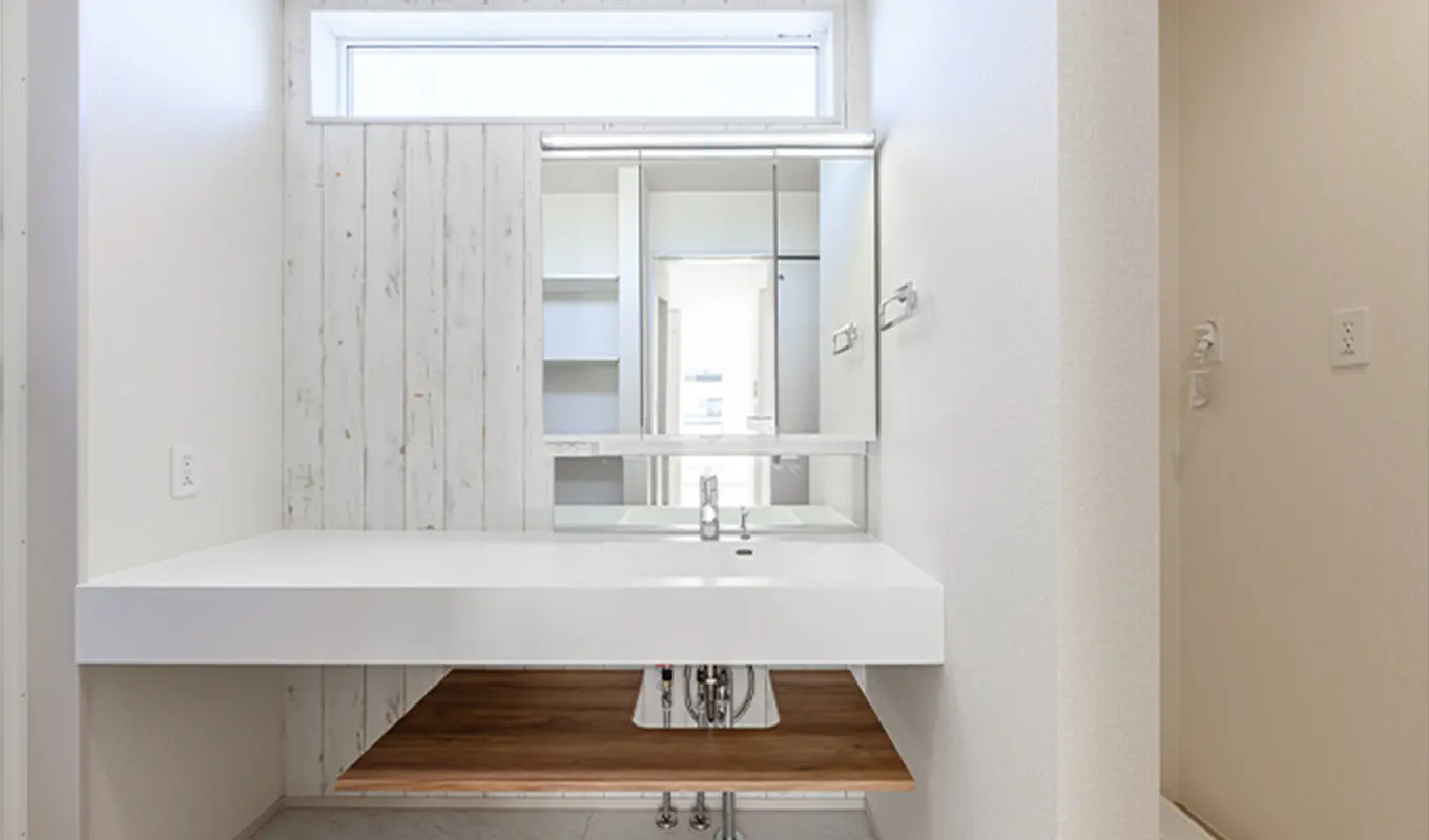 分離した洗面所と脱衣室。場所の取り合いストレスから解放。