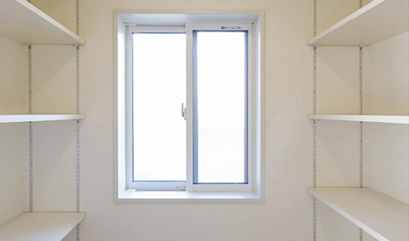 大容量のパントリー。ストックした食品や日用品をスマートに収納。