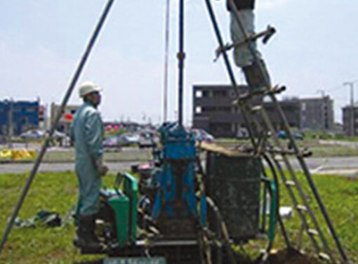 調査員が現場の土質を判定