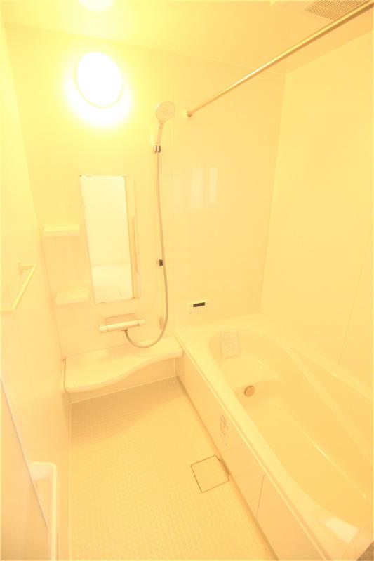 2号棟　浴室　白を基調とした明るい浴室！寒い日のお風呂や雨の日のお洗濯に便利な浴室乾燥機付！　