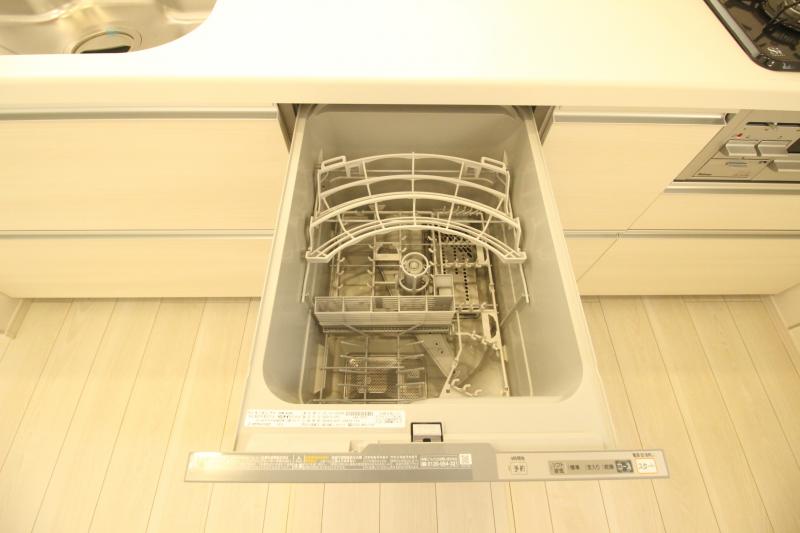 2号棟　食洗機　食器洗い乾燥機を装備！手荒れの時期にも嬉しい！シャワー蛇口と一体型の浄水器＆フライパンも楽々洗える大きめシンクも注目ポイントです！　