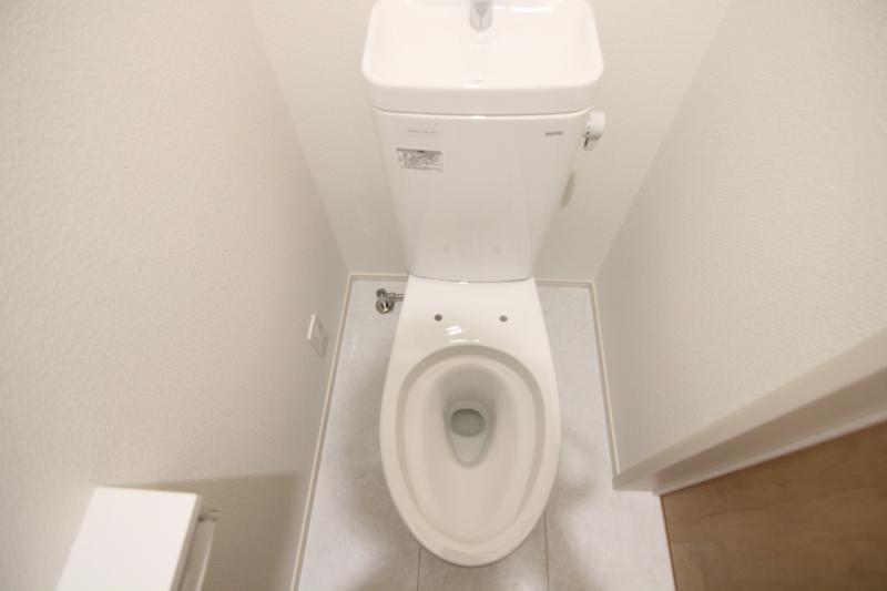 トイレ　1号棟　衛生的なウォシュレット機能付♪1F・2Fどちらにもあるので朝のトイレ待ちはしなくてOK！嬉しい・便利なトイレ収納もございます♪
