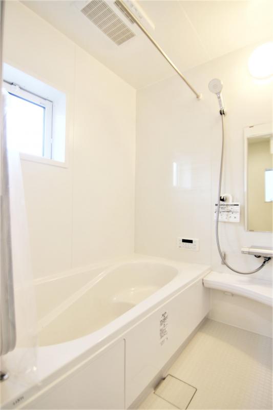 5号棟　浴室　白を基調とした明るい浴室！寒い日のお風呂や雨の日のお洗濯に便利な浴室乾燥機付！　