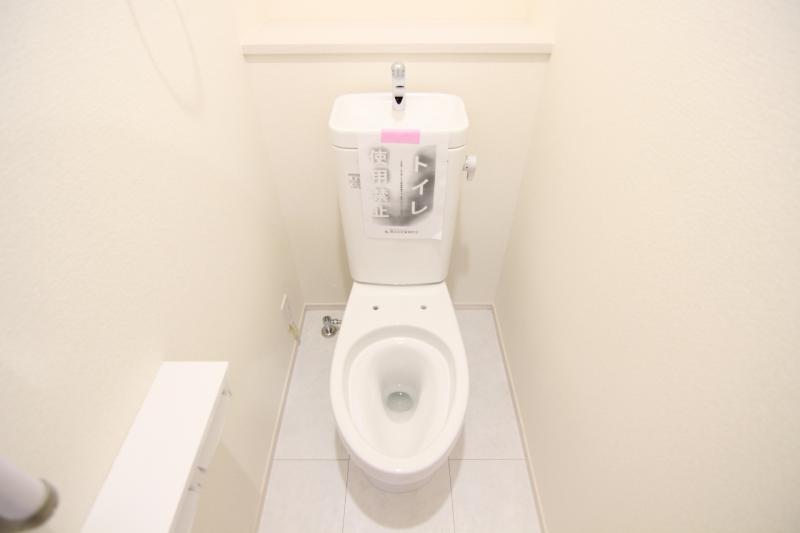 トイレ　衛生的なウォシュレット機能付♪1F・2Fどちらにもあるので朝のトイレ待ちはしなくてOK！嬉しい・便利なトイレ収納もございます♪
