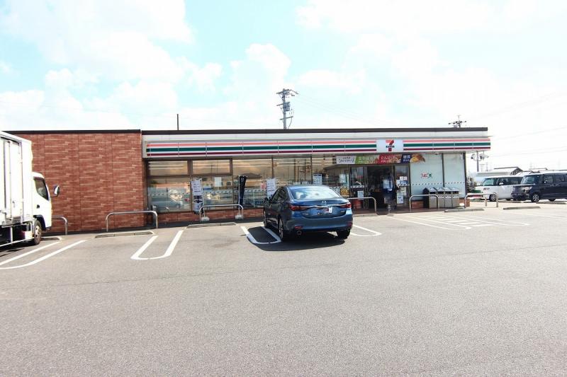 セブンイレブン一色市場町店