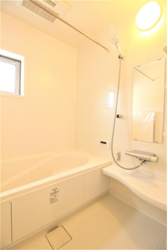 4号棟　浴室　白を基調とした明るい浴室！寒い日のお風呂や雨の日のお洗濯に便利な浴室乾燥機付！　