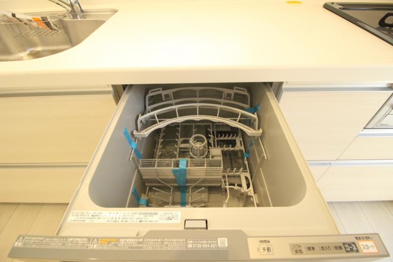 4号棟　食洗機　食器洗い乾燥機を装備！手荒れの時期にも嬉しい！シャワー蛇口と一体型の浄水器＆フライパンも楽々洗える大きめシンクも注目ポイントです！　