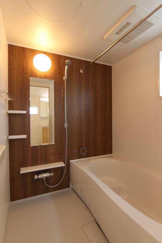 【浴室】落ち着きのあるデザインを採用。浴室乾燥機・暖房のフル装備。ゆったりとした1坪タイプで足を伸ばしてご入浴頂けます。　