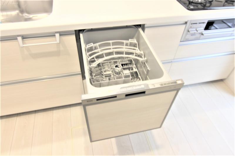 食洗機　毎日の家事に便利な食洗機が備え付け！手荒れの時期にも嬉しいですね！　