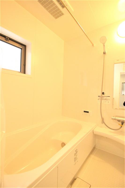 3号棟　浴室　白を基調とした明るい浴室！寒い日のお風呂や雨の日のお洗濯に便利な浴室乾燥機付！　