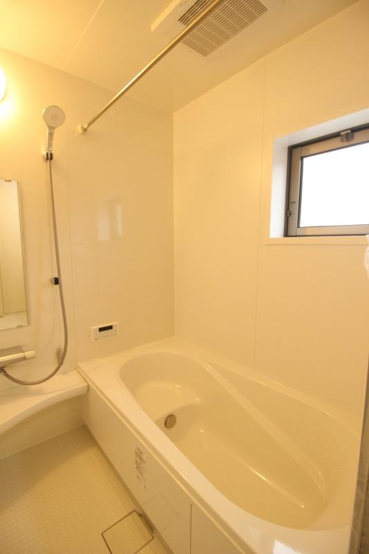 2号棟　浴室　白を基調とした明るい浴室！寒い日のお風呂や雨の日のお洗濯に便利な浴室乾燥機付！