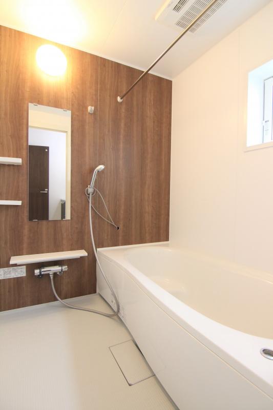 【浴室】落ち着きのあるデザインが魅力のバスルームは、ほっと落ち着く空間を作り出しています。広々とした浴槽で体を癒やしながら、疲れを取り除けるような仕様です♪　