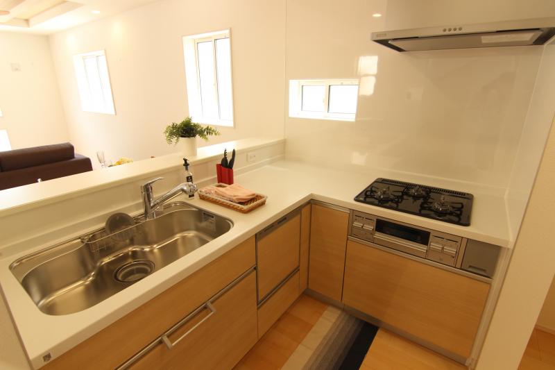 【2号棟：キッチン】L字型の使いやすいキッチンで、食洗機も完備してます。　