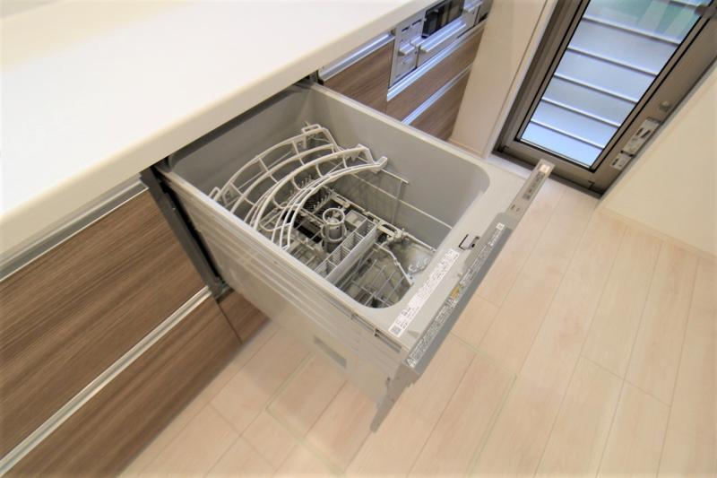 家事の負担を軽減する食器洗い乾燥機を標準装備。高温で洗浄することで汚れを落とし、手洗いと比較しても節水に。食事後の家族団らんの時間を作り出します！（写真は1号棟）