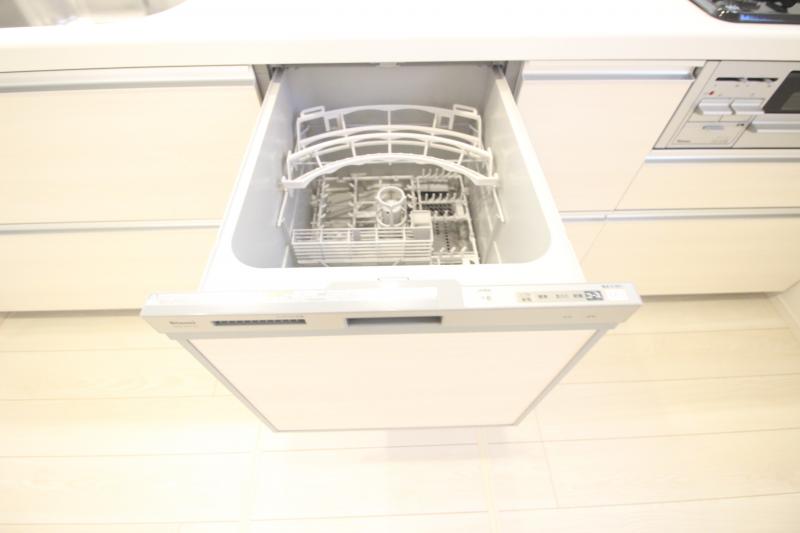 食洗機　食器洗い乾燥機を装備！手荒れの時期にも嬉しい！シャワー蛇口と一体型の浄水器＆フライパンも楽々洗える大きめシンクも注目ポイントです！
