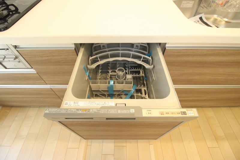1号棟　食洗機　食器洗い乾燥機を装備！手荒れの時期にも嬉しい！シャワー蛇口と一体型の浄水器＆フライパンも楽々洗える大きめシンクも注目ポイントです！