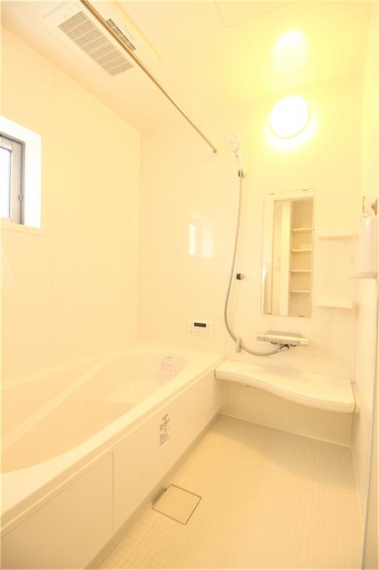 1号棟　浴室　白を基調とした明るい浴室！寒い日のお風呂や雨の日のお洗濯に便利な浴室乾燥機付！