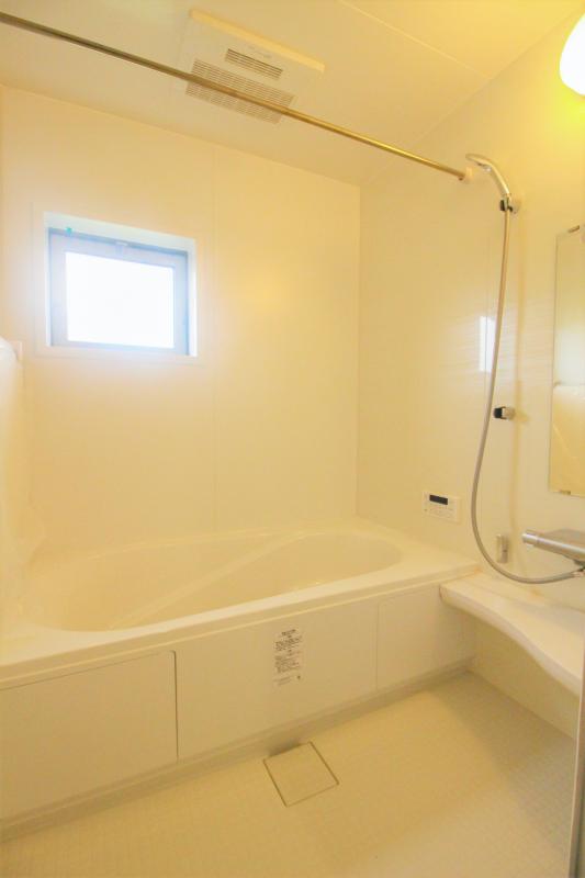 1号棟浴室　白を基調とした明るい浴室！寒い日のお風呂や雨の日のお洗濯に便利な「浴室乾燥機」も備え付け！　
