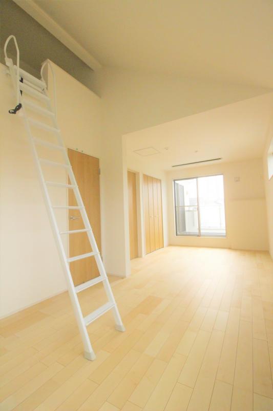 1号棟可変型居室　10.5帖のゆったり主寝室は、間仕切り壁の設置で2部屋に分けることもできる、人気の「主寝室可変型」プランを採用！　