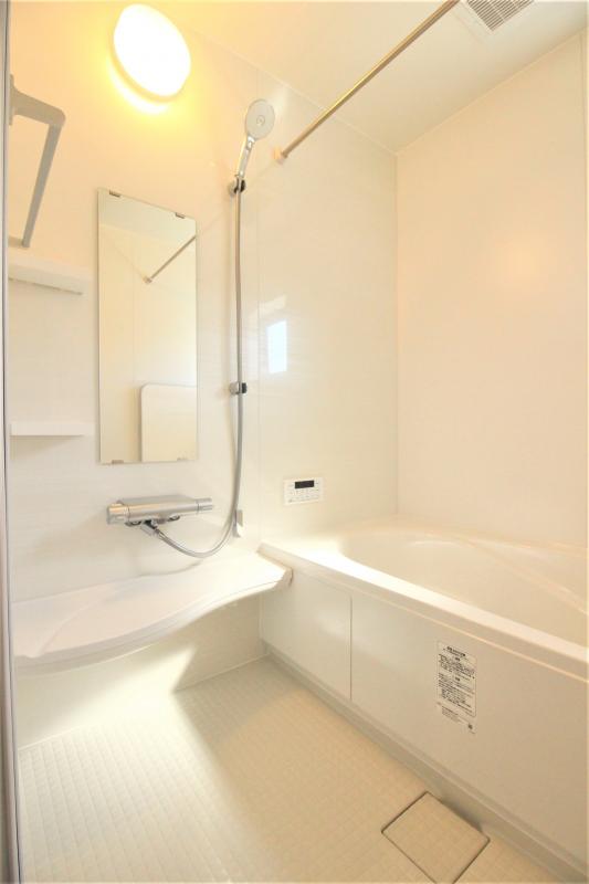 浴室　白を基調とした明るい浴室！寒い日のお風呂や雨の日のお洗濯に便利な浴室乾燥機付！　