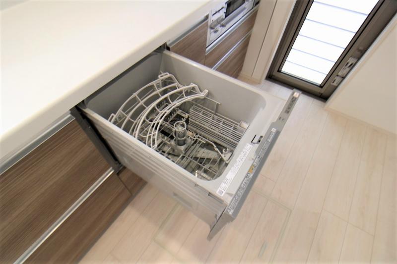 家事の負担を軽減する食器洗い乾燥機を標準装備。高温で洗浄することで汚れを落とし、手洗いと比較しても節水に。食事後の家族団らんの時間を作り出します！（写真は1号棟）
