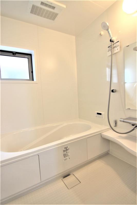 2号棟　浴室　白を基調とした明るい浴室！寒い日のお風呂や雨の日のお洗濯に便利な浴室乾燥機付！