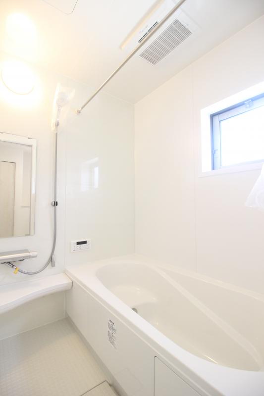 4号棟　浴室　白を基調とした明るい浴室！寒い日のお風呂や雨の日のお洗濯に便利な浴室乾燥機付！