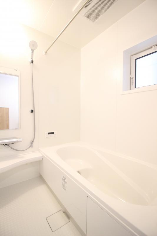2号棟浴室　白を基調とした明るい浴室！寒い日のお風呂や雨の日のお洗濯に便利な「浴室乾燥機」が備え付け！