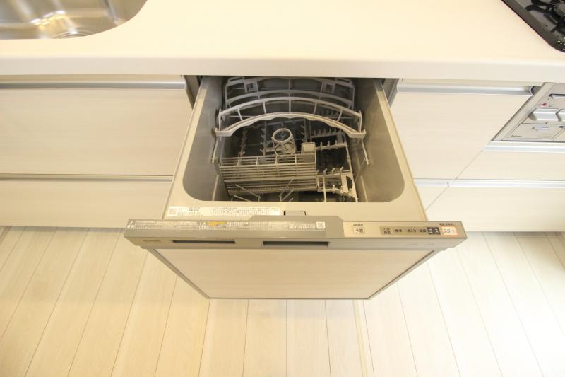 食洗機　食器洗い乾燥機を装備！手荒れの時期にも嬉しい！シャワー蛇口と一体型の浄水器＆フライパンも楽々洗える大きめシンクも注目ポイントです！　