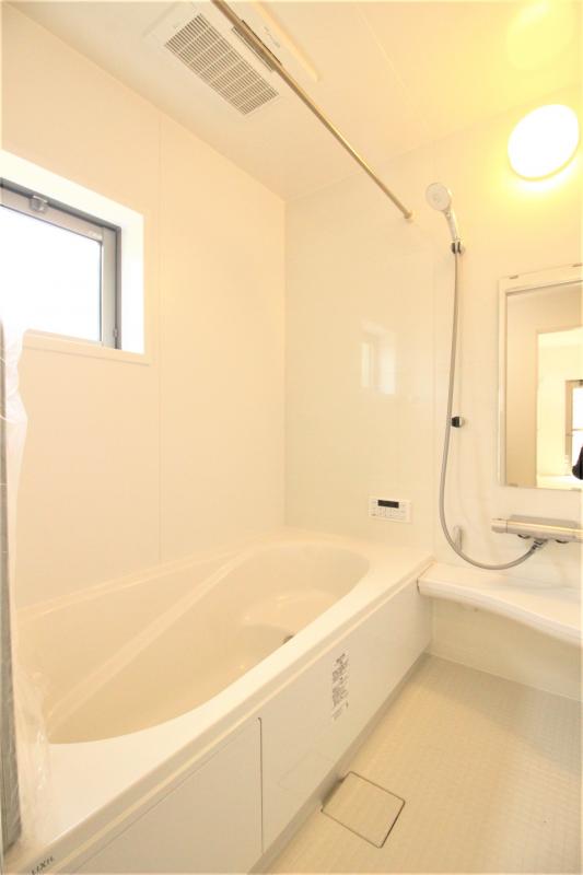 浴室　白を基調とした明るい浴室！寒い日のお風呂や雨の日のお洗濯に便利な浴室乾燥機付！　