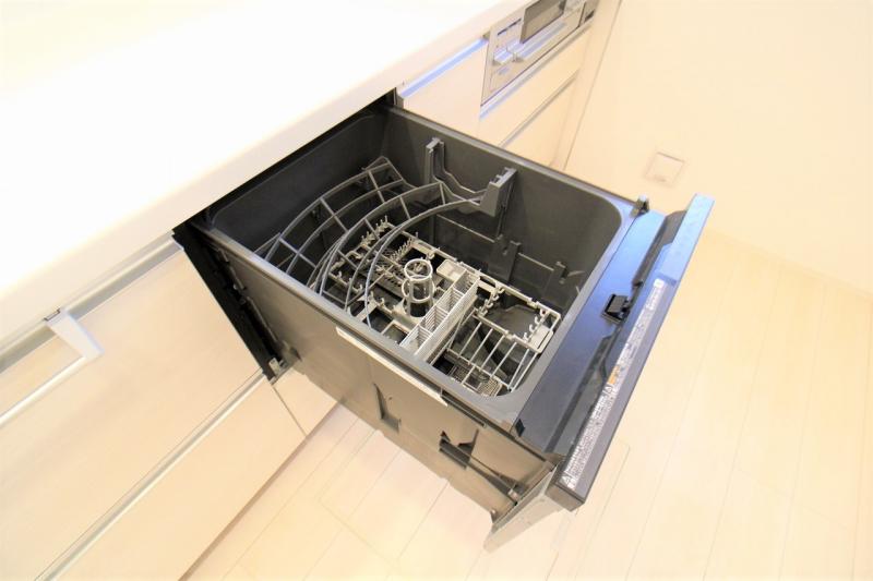 家事の負担を軽減する食器洗い乾燥機を標準装備。高温で洗浄することで汚れを落とし、手洗いと比較しても節水に。食事後の家族団らんの時間を作り出します！（写真は2号棟）