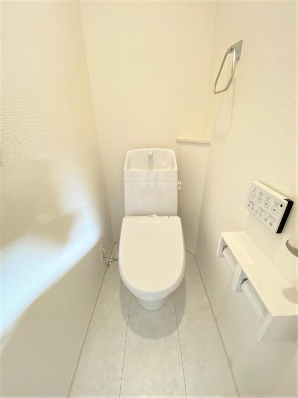 2か所にトイレがあるので、人数が多いご家庭や来客時にも嬉しいですね。オート便器洗浄でお手入れもらくらくです！