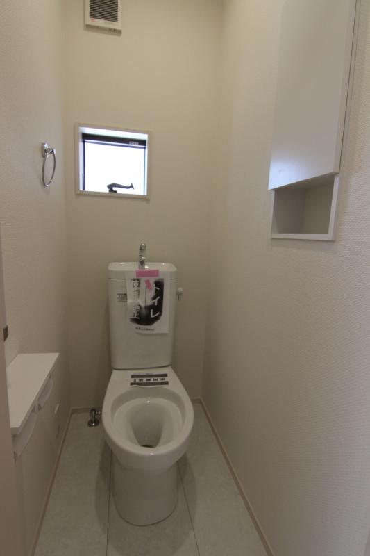 トイレ（3号棟）　衛生的なウォシュレット機能付♪1F・2Fどちらにもあるので朝のトイレ待ちはしなくてOK！嬉しい・便利なトイレ収納もございます♪
