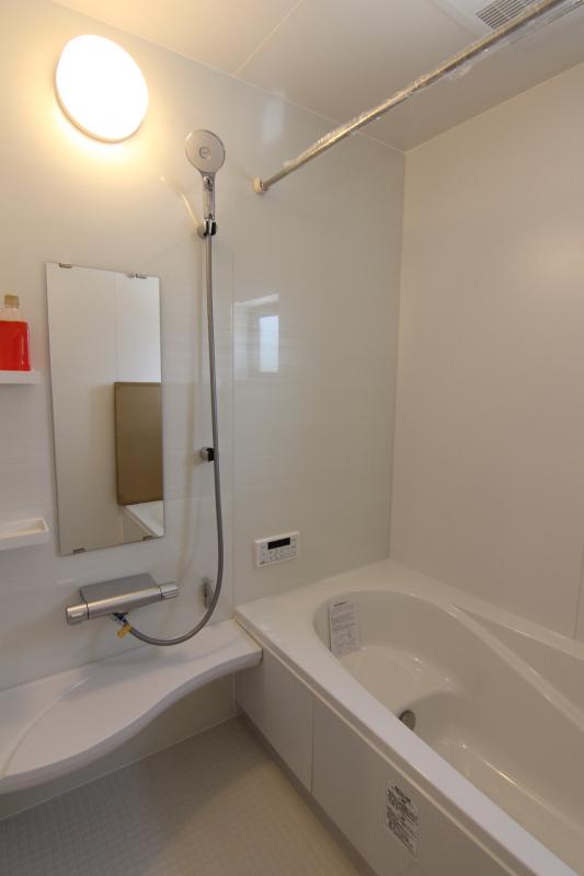 浴室（3号棟）　浴室換気乾燥器付きのユニットバス♪足をしっかり伸ばせる浴槽は日頃の疲れをしっかり癒してくれます♪ご家族一緒に楽しいお風呂が入れる広い浴槽になっています♪