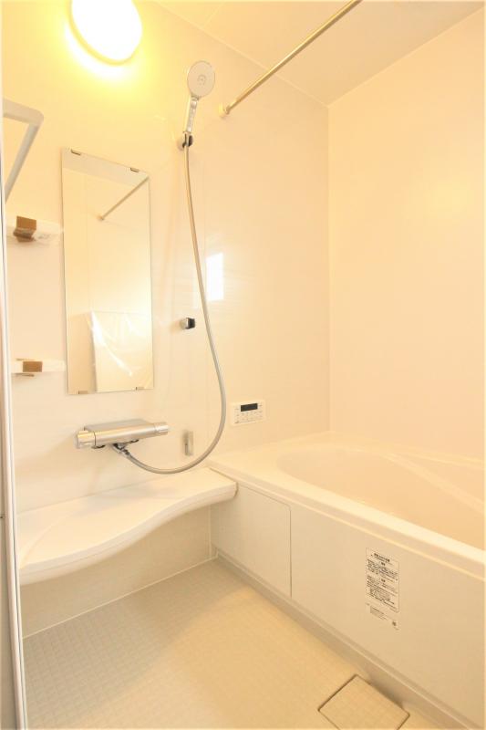 浴室　白を基調とした明るい浴室!寒い日のお風呂や雨の日のお洗濯に便利な浴室乾燥機付!　