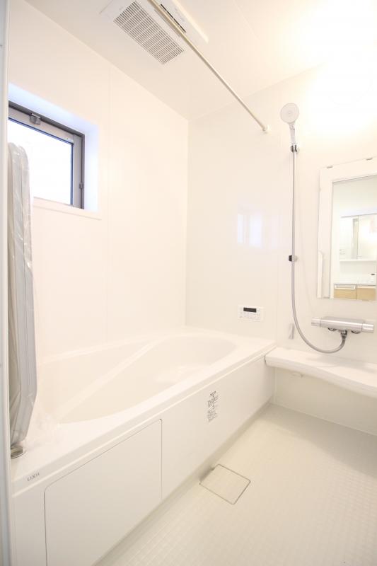 1号棟浴室　白を基調とした明るい浴室！寒い日のお風呂や雨の日のお洗濯に便利な「浴室乾燥機」が備え付け！