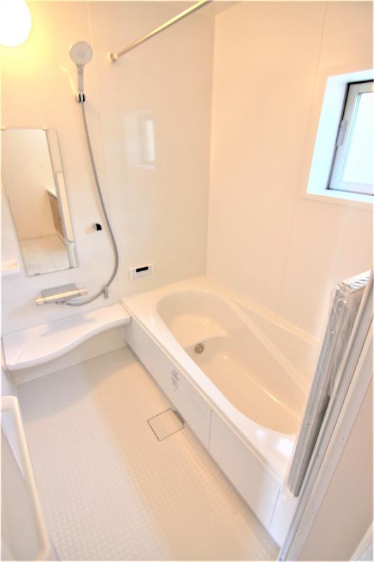 1号棟　浴室　白を基調とした明るい浴室！寒い日のお風呂や雨の日のお洗濯に便利な浴室乾燥機付！　